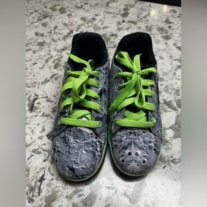 HEELYS Split Glow Skate Shoes Kids Size 4 Youth Glow In Dark Wheel Moon Stars